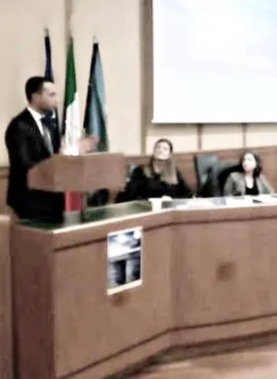 Il M5S: "Alitalia non va salvata ma va rilanciata"