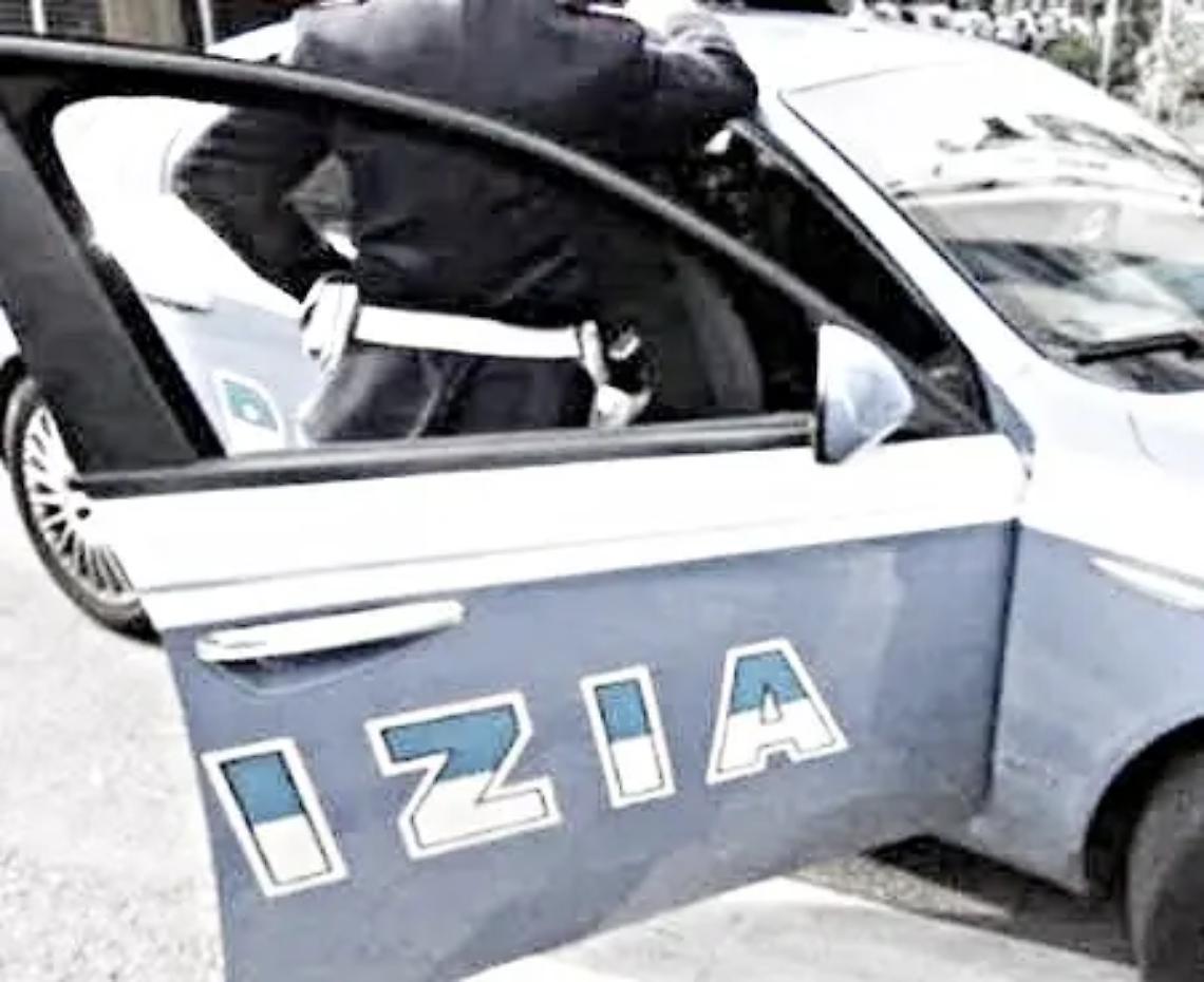 Raffica di furti in case, auto e negozi