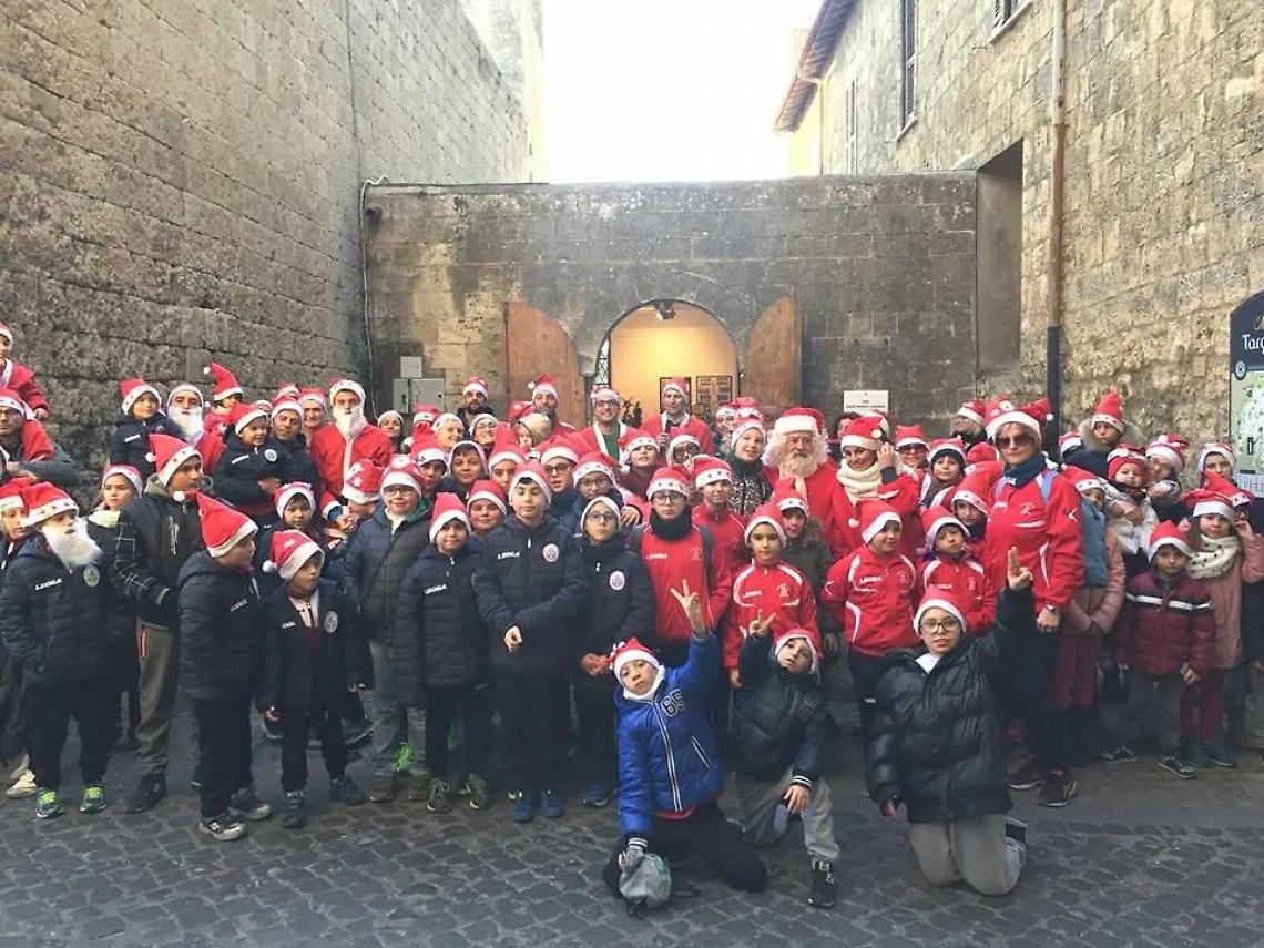 Centro storico di Tarquinia colorato di rosso: grande successo della corsa dei Babbi Natale
