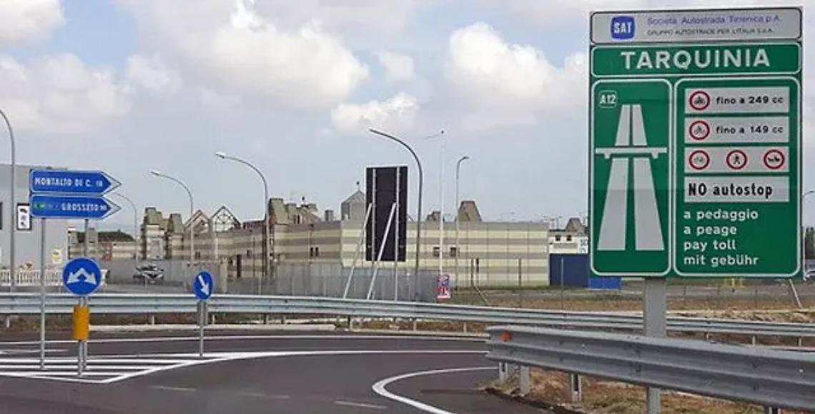 Bimba colta da malore rischia di soffocare: salvata da due agenti della Polstrada