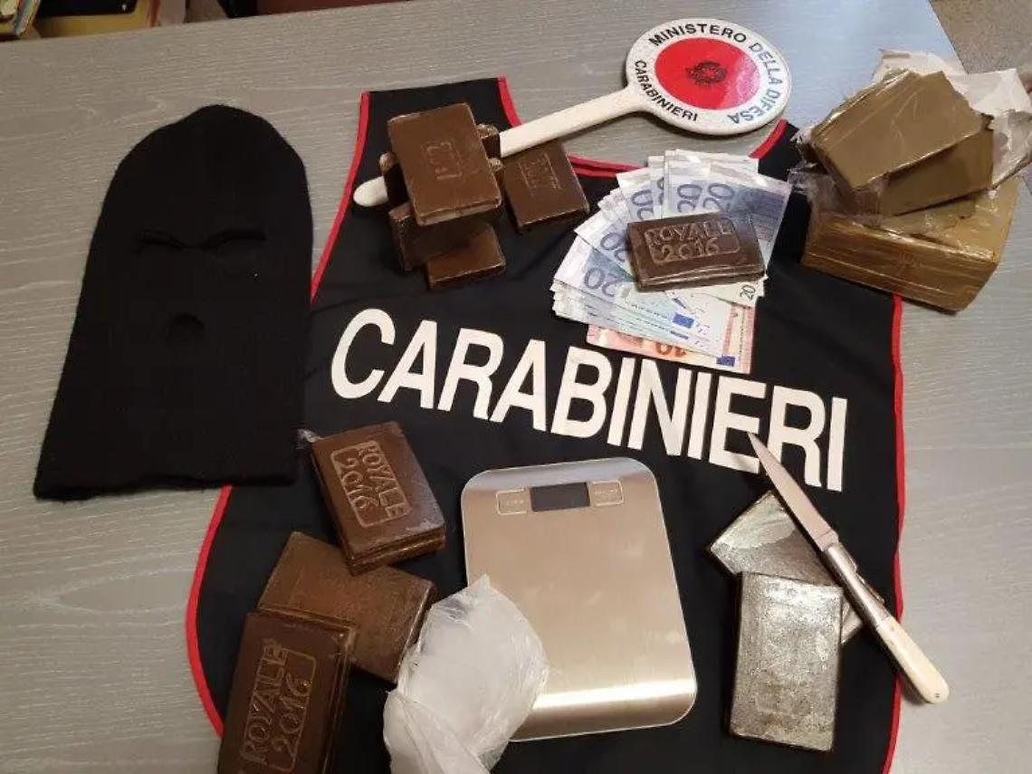 Un chilo e mezzo di droga nascosta nel furgone