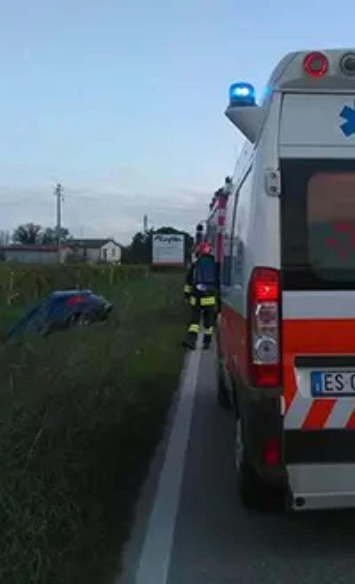 Finisce con l&rsquo;auto nel fosso laterale di via Portuense