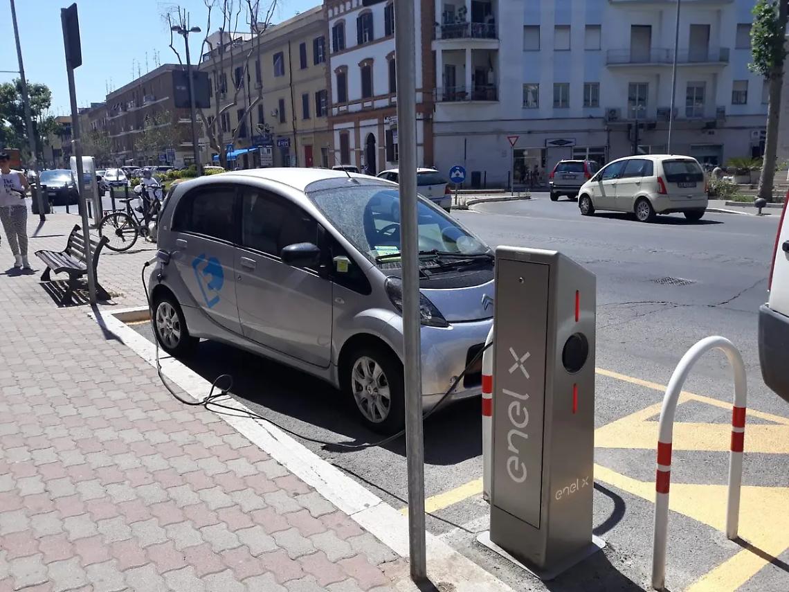 Operative le colonnine di ricarica elettrica