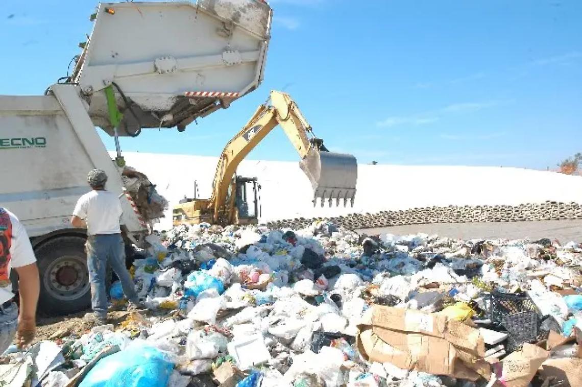 Rifiuti di Roma, lo scontro diventa politico