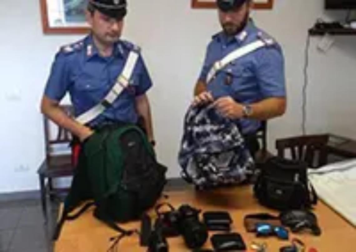 &ldquo;Ripulivano&rdquo; i bagnanti mentre erano in acqua, due arresti