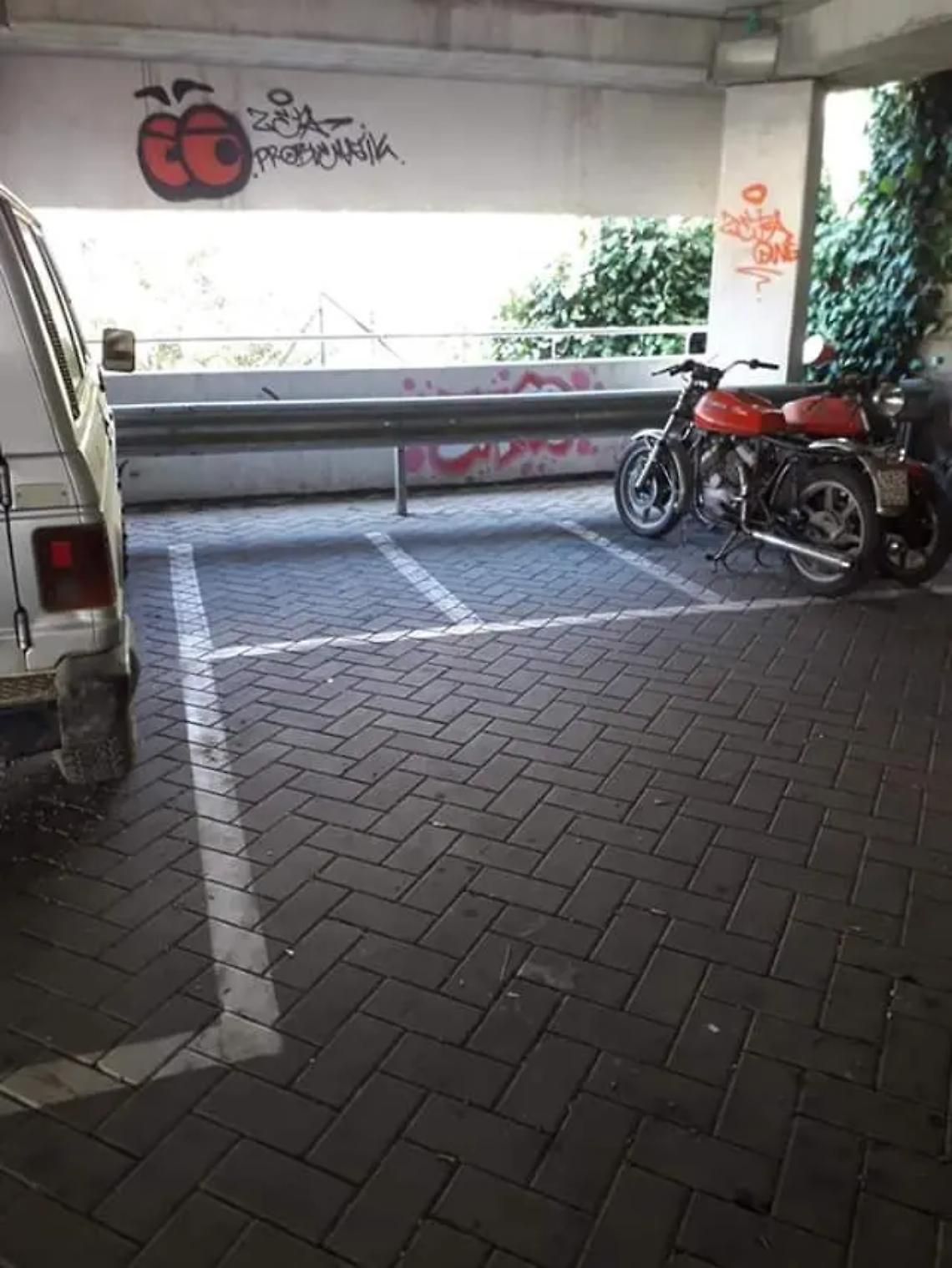 ''Parcheggio multipiano come una discarica: il Comune intervenga''