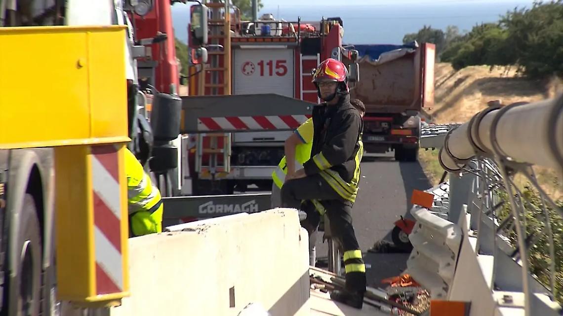 Gru si ribalta: muore un operaio