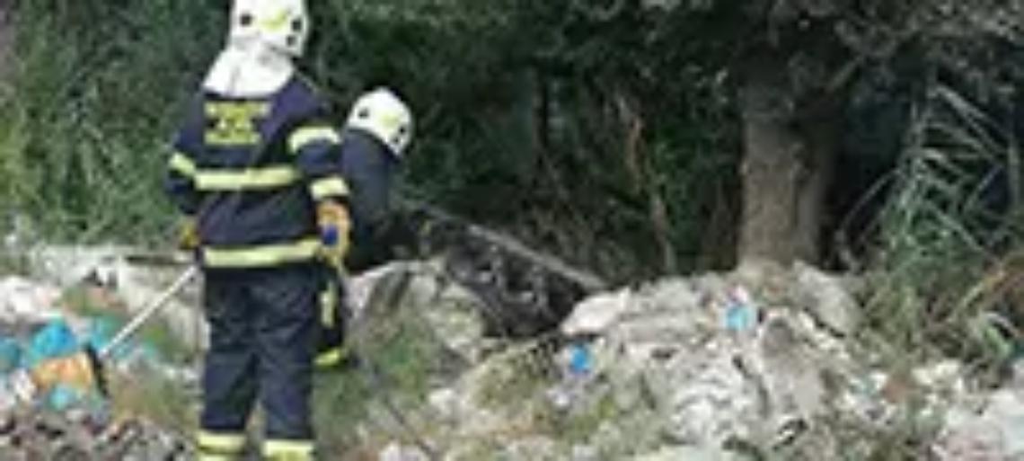 In fiamme una discarica abusiva