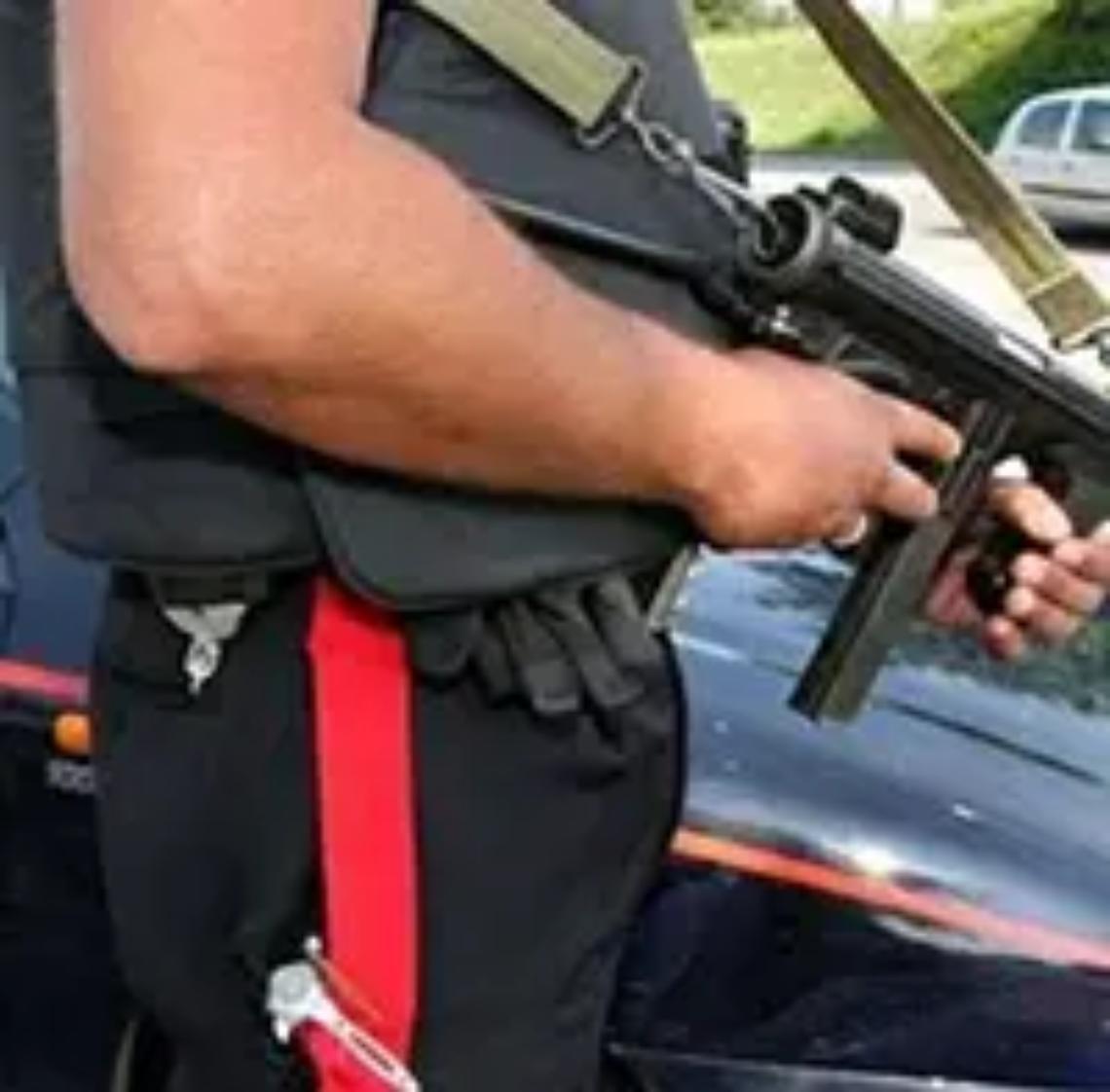 Un arsenale in casa, denunciato un 19enne