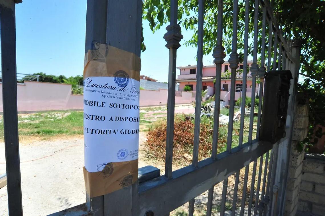 In tanti per l'ultimo saluto a Cristiana Roversi