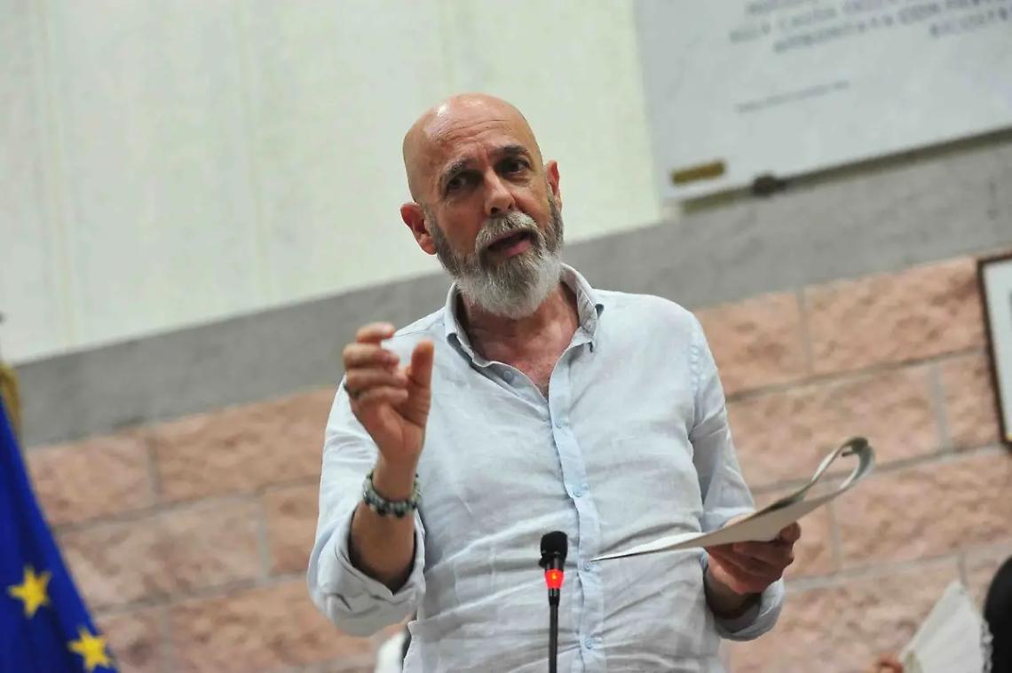 Punto di ascolto chiuso ad agosto e casetta dell'acqua non funzionante: Tedesco scrive ad Acea