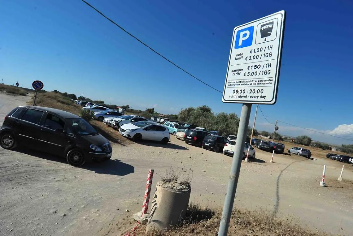 Parcheggi blu a Sant&rsquo;Agostino: la politica si divide