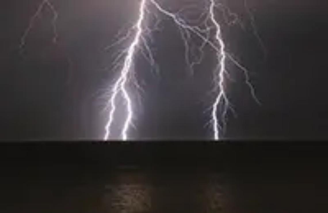 Fulmini sul mare: la notte d&agrave; spettacolo