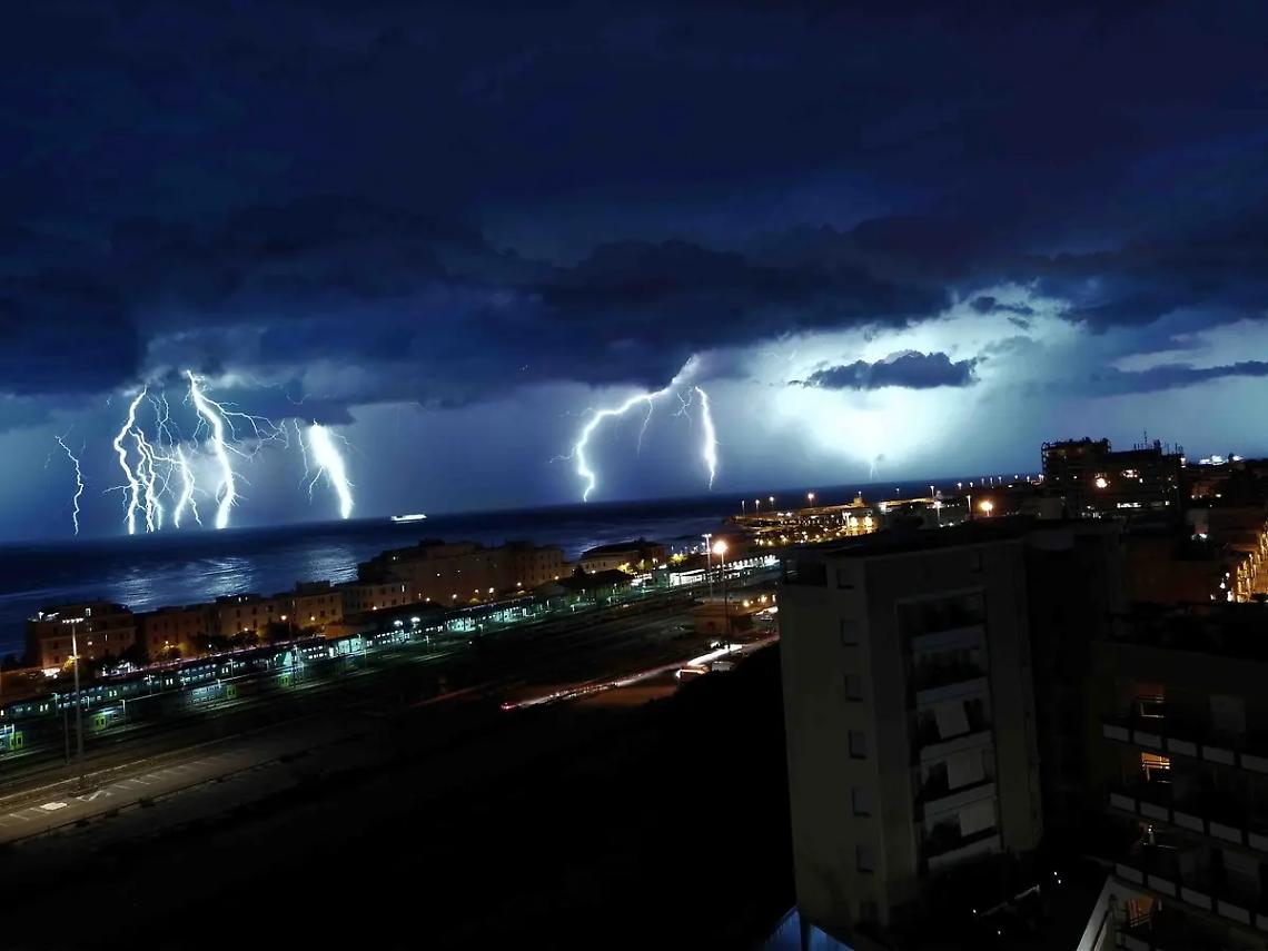 Spettacolare tempesta elettrica su tutto il litorale