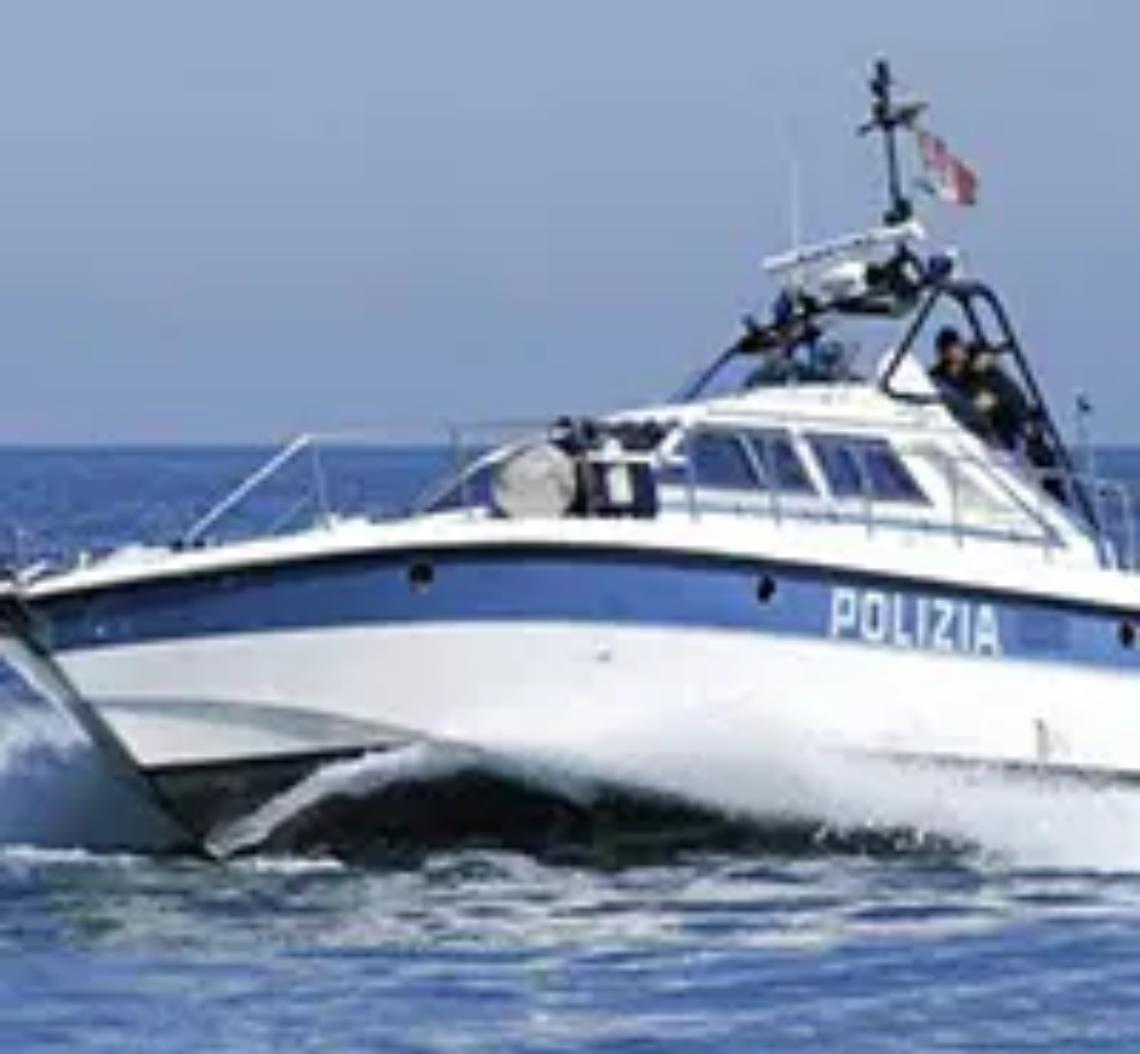 Il natante rischiava di schiantarsi contro la scogliera