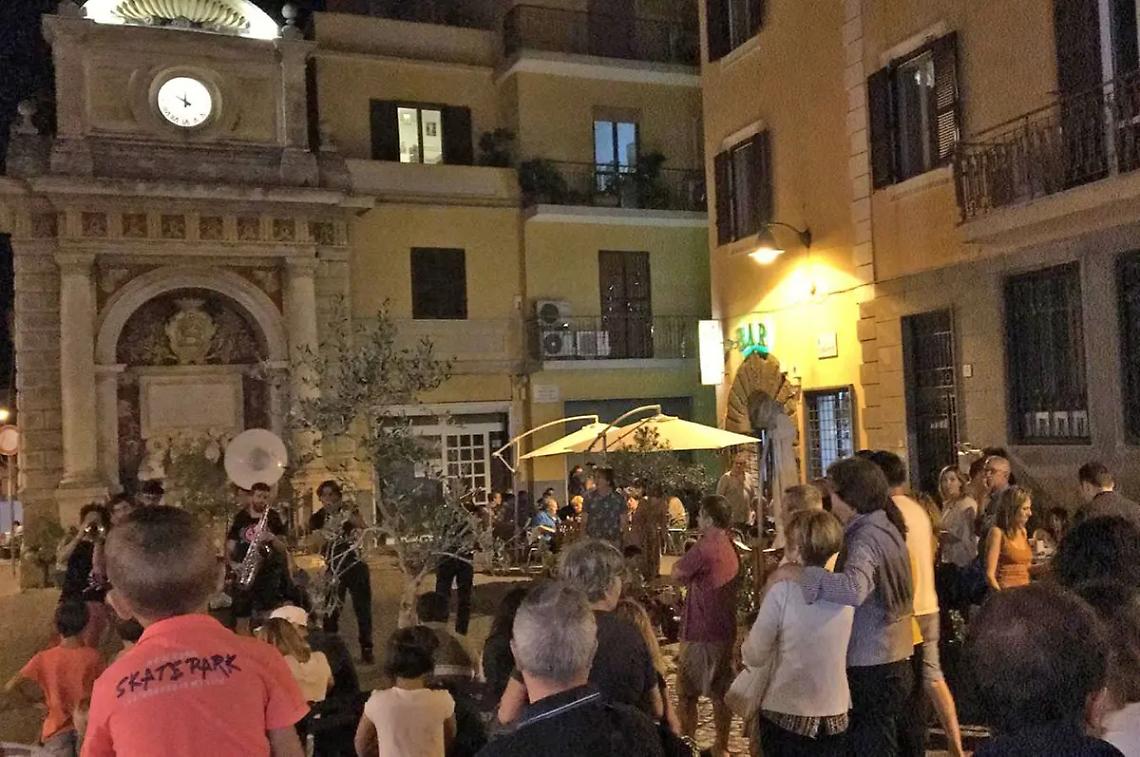 Tripudio a Piazza Risorgimento per la prima della rassegna diretta da Augusto Travagliati