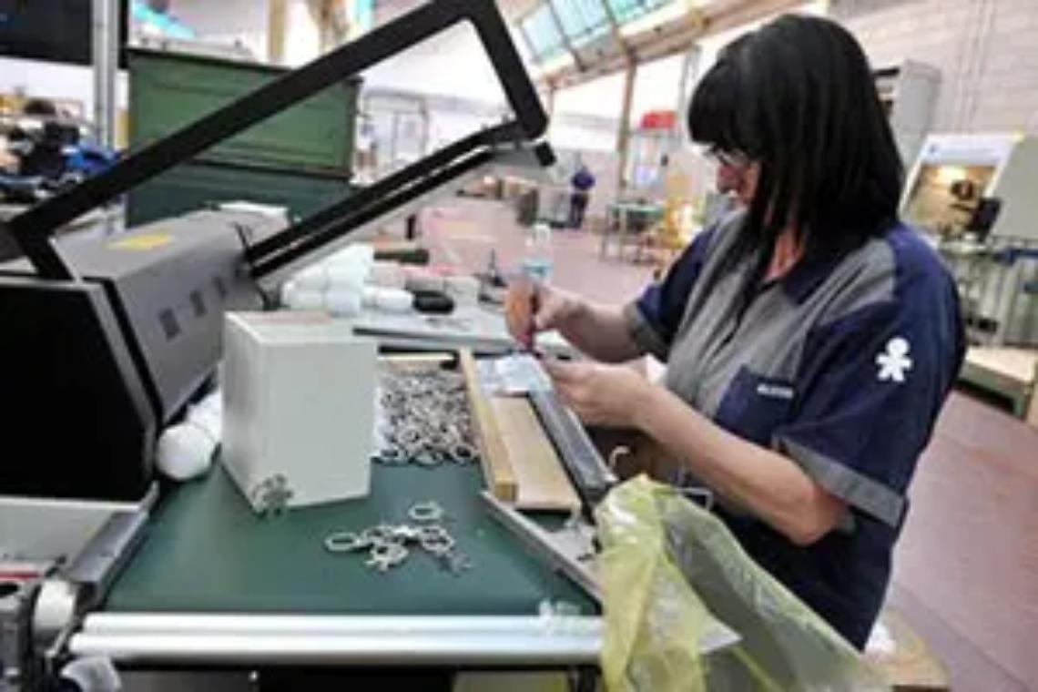 "Pi&ugrave; lavoratori, ma meno lavoro"