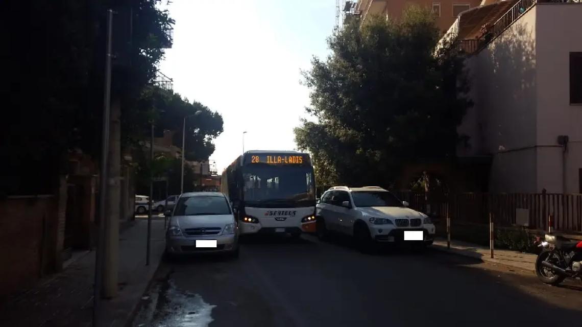 Sosta selvaggia per le vie del centro, autobus del trasporto urbano bloccato