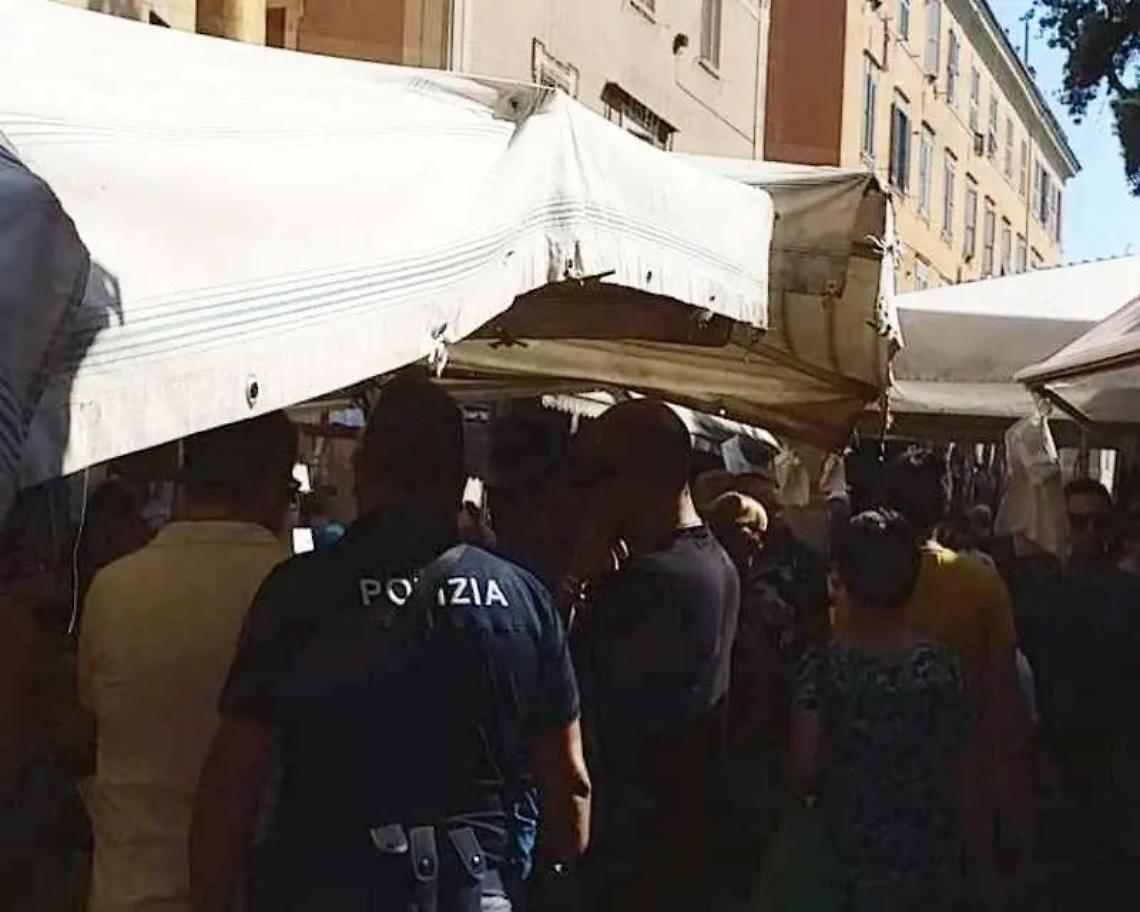 Rissa al mercato: spunta un coltello