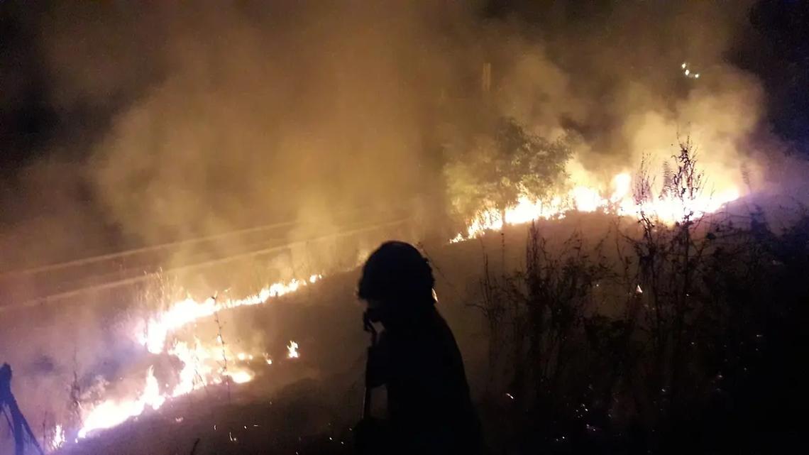Tarquinia, vasto incendio a Pantano: intervento di Vigili del fuoco e Aeopc