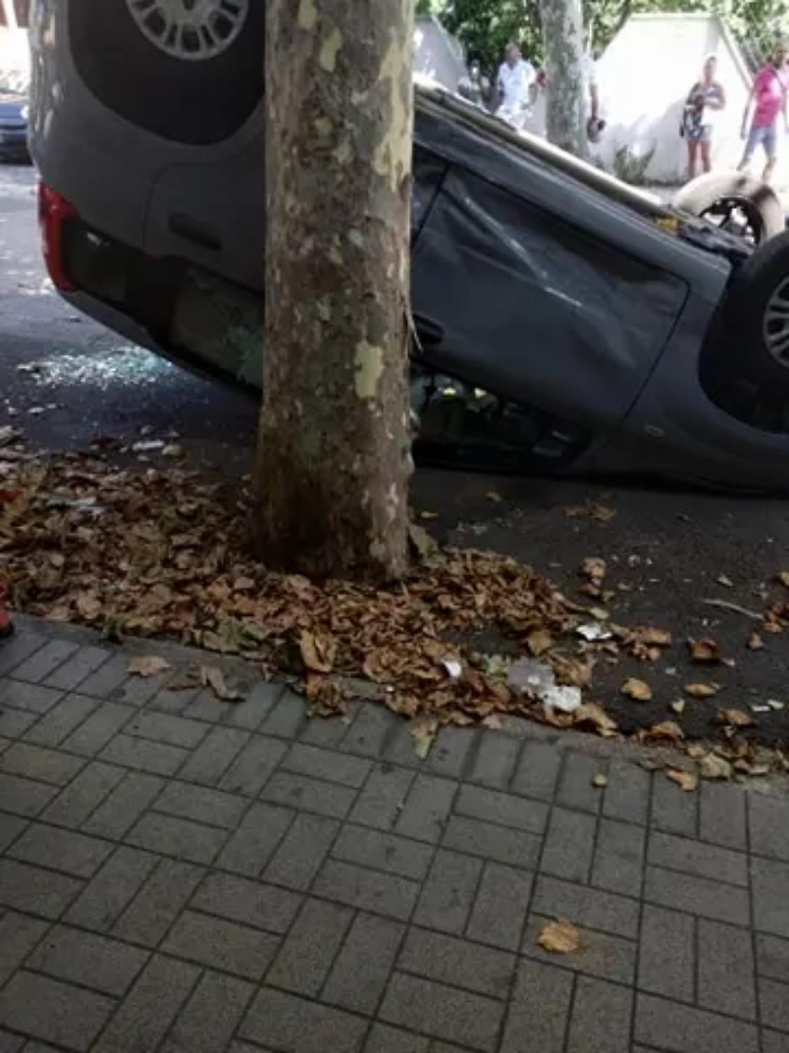 Scontro tra due auto, una si ribalta