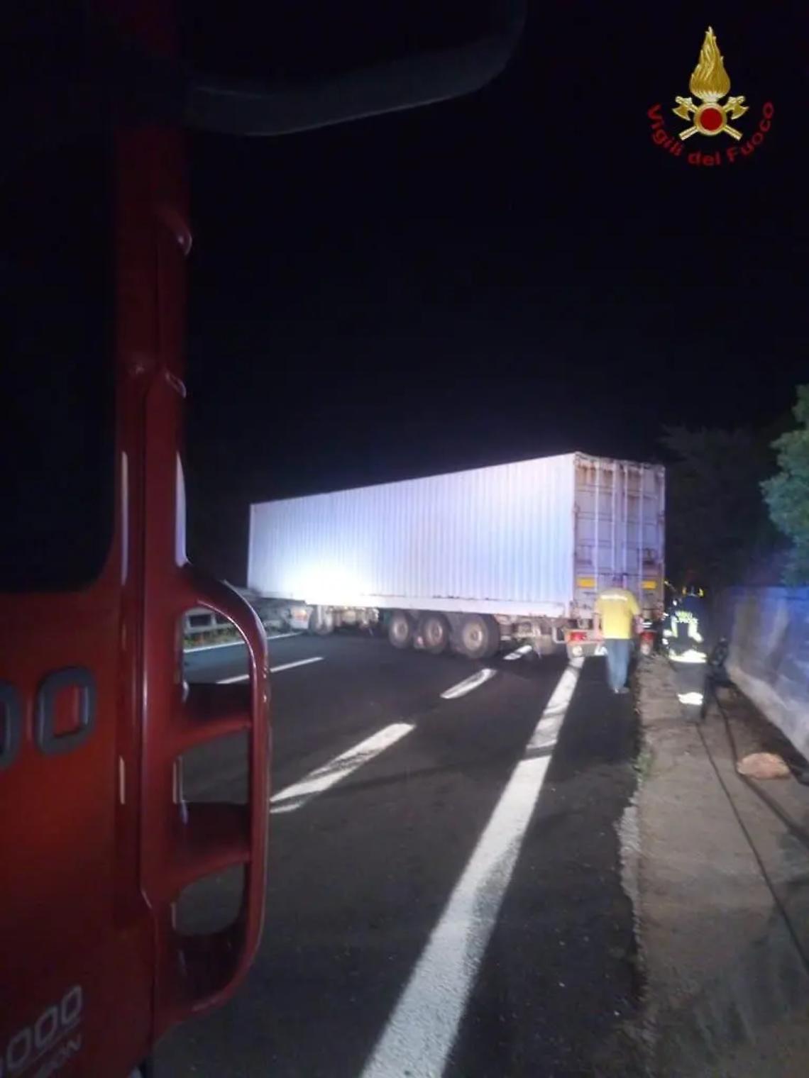 Sbanda e blocca l'autostrada: intervento del Vigili del fuoco