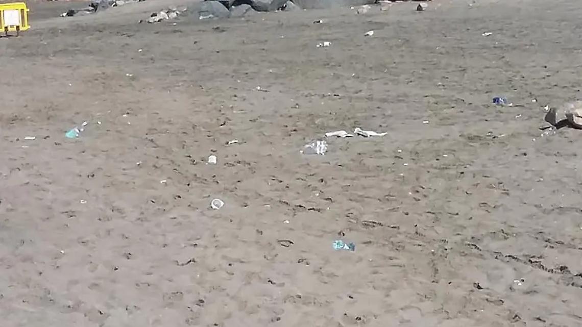 Spiaggia trasformata in discarica