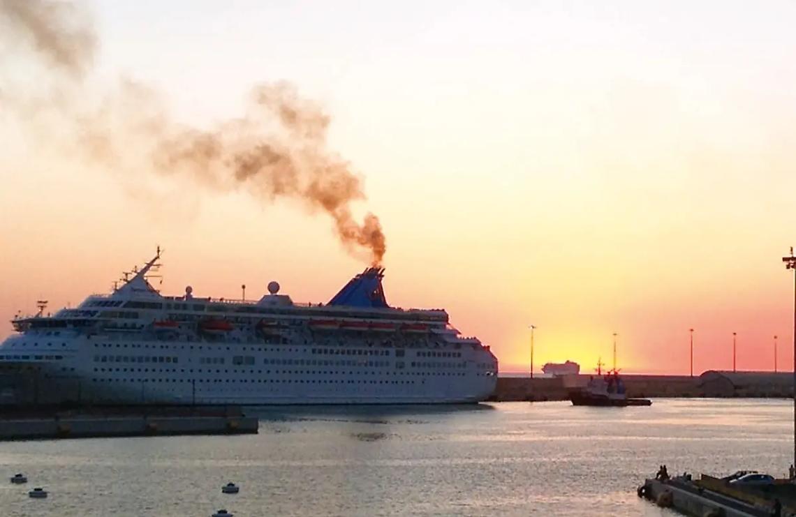 Fumi in porto, diminuiscono le denunce