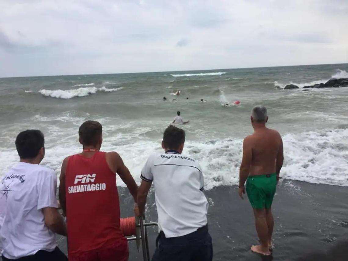 Bagnante in difficolt&agrave;, salvato da bagnini e Guardia Costiera