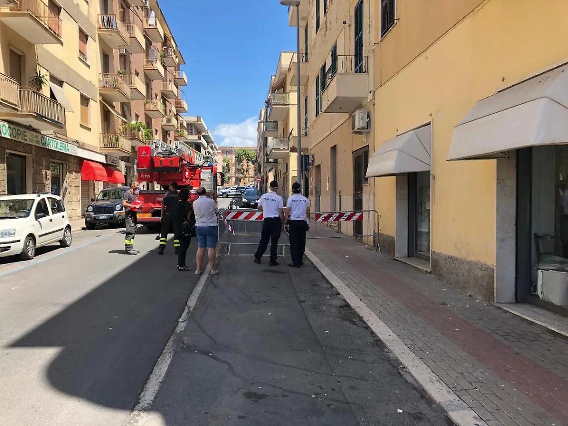 Cornicioni pericolanti: intervento di Vigili del fuoco e Polizia locale