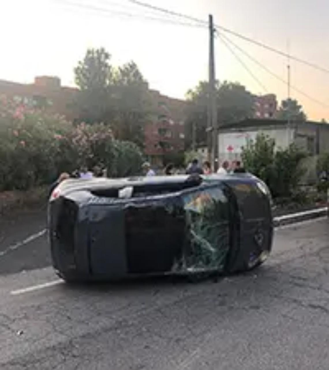 Auto si ribalta davanti la sede della Croce Rossa