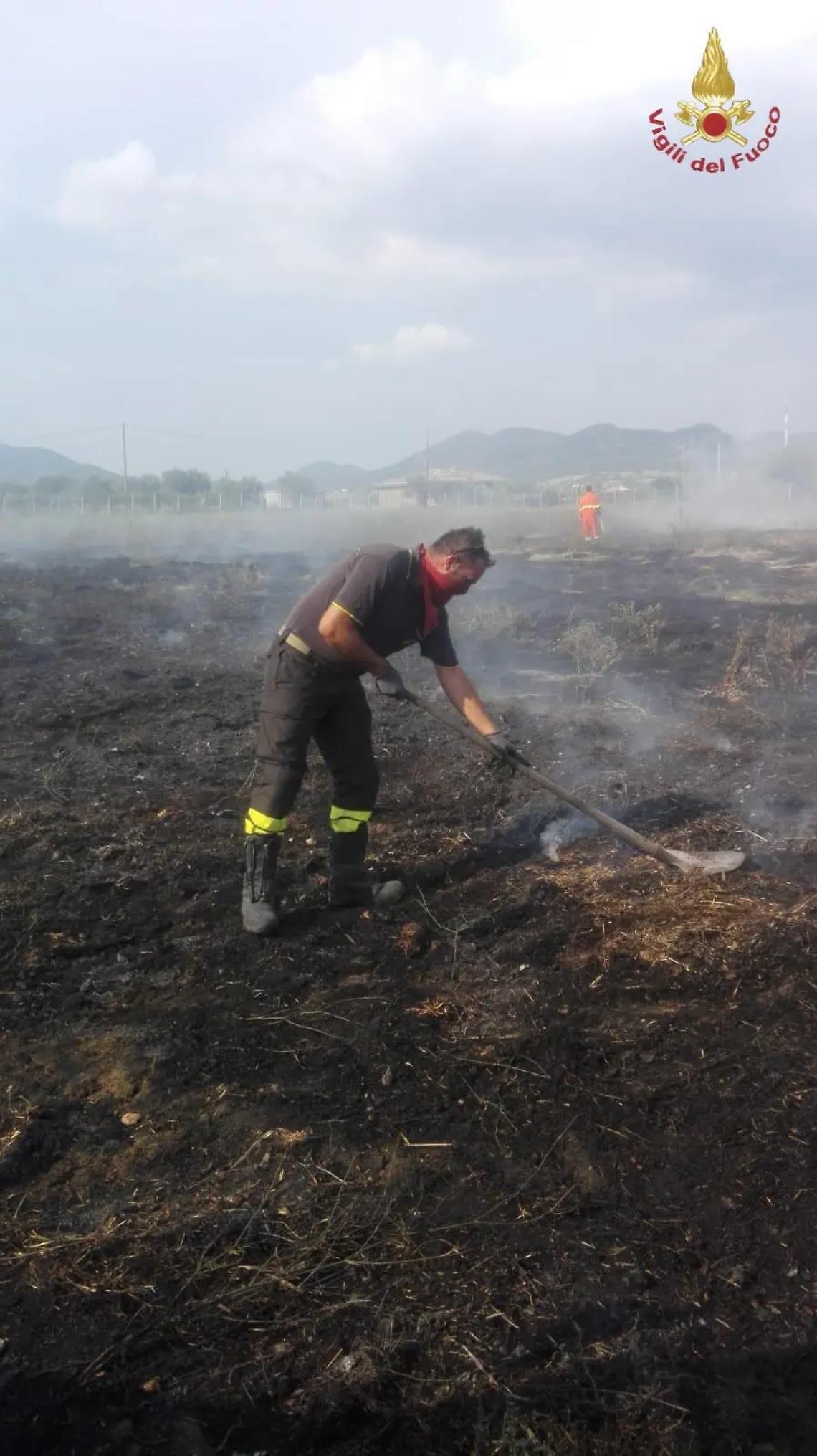 Zambra, in fiamme sterpaglie e letame