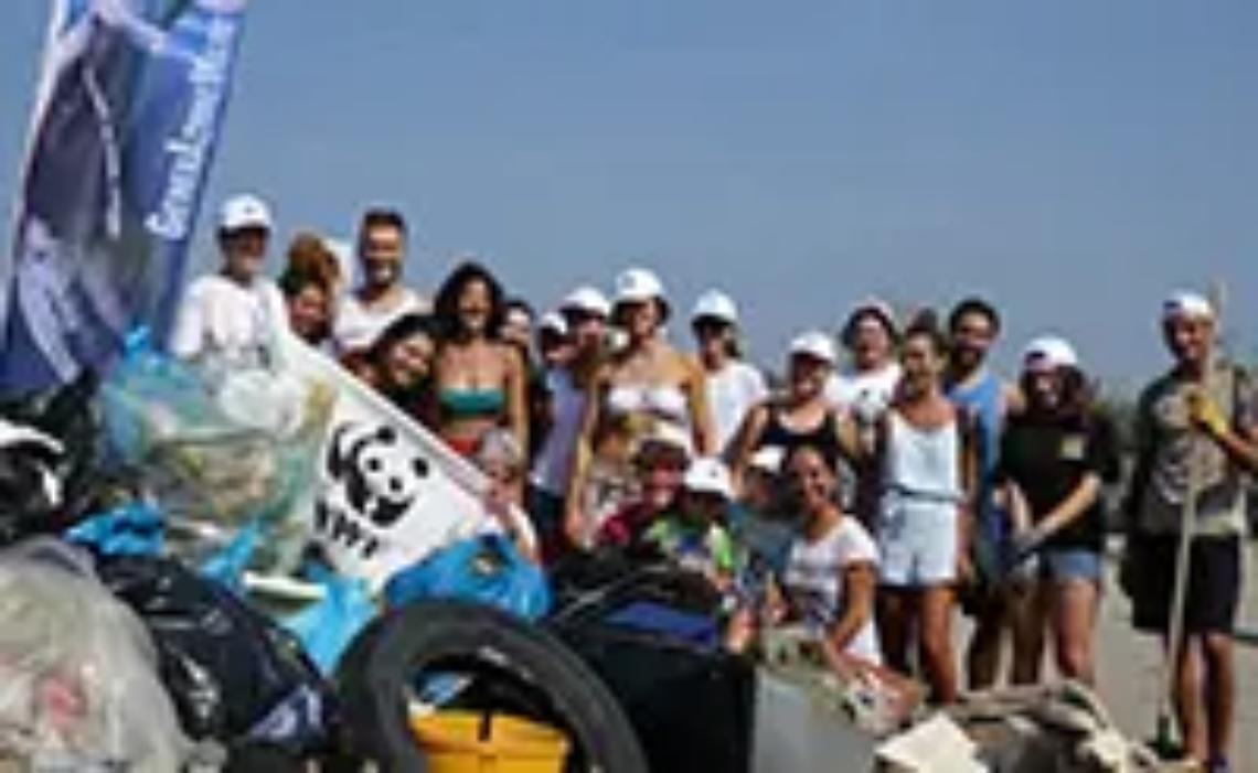 Focene, volontari puliscono la spiaggia