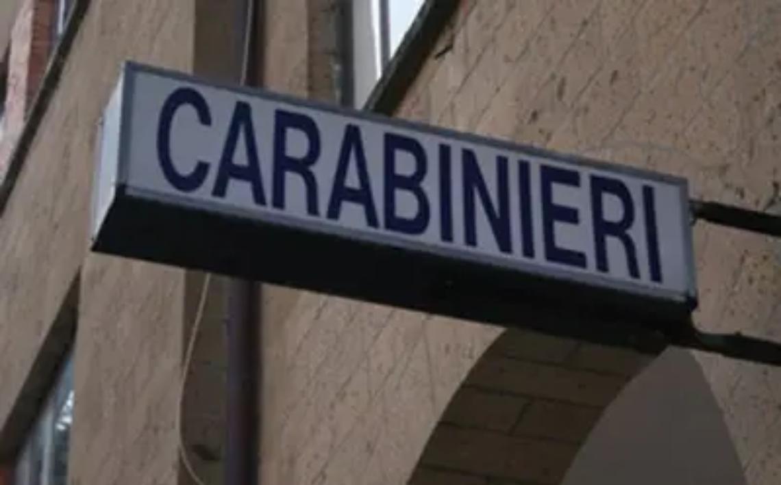 Importuna i clienti del bar e si scaglia contro i carabinieri: in manette