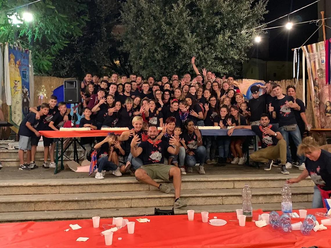 Piazza gremita per festeggiare il Cencio