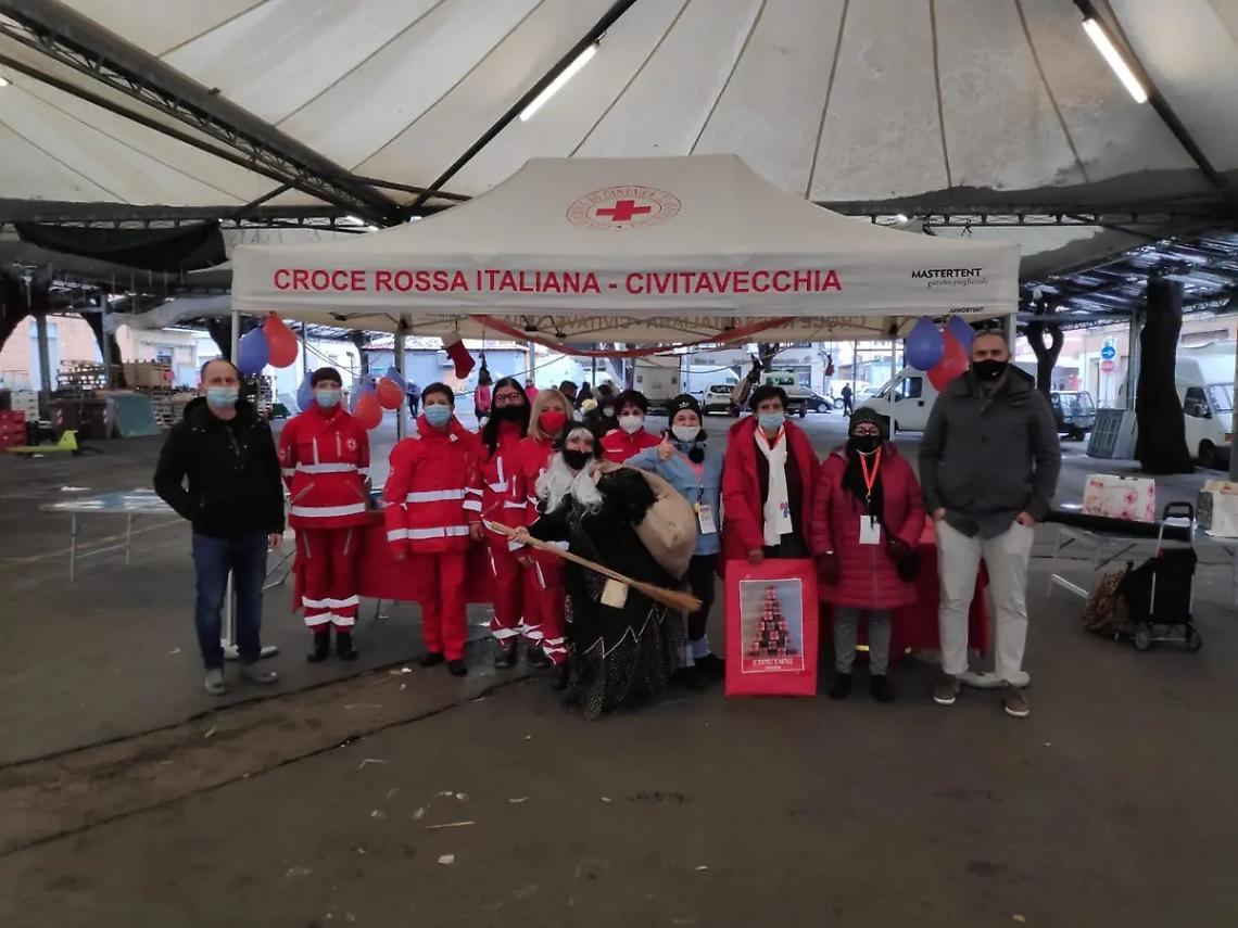Befana al mercato con la Croce Rossa