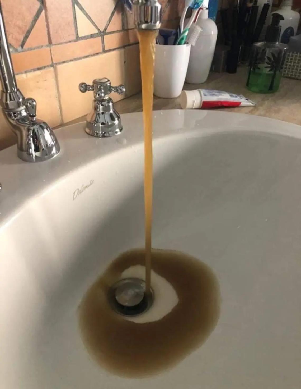 Acqua marrone dai rubinetti, allarme in citt&agrave;