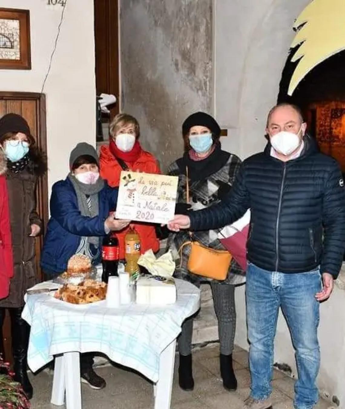 Gli addobbi fatti a mano premiano piazza e via Maestre pie