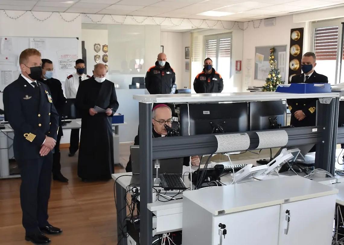 Il vescovo Ruzza benedice la comunit&agrave; portuale dalla Sala Operativa della Guardia Costiera