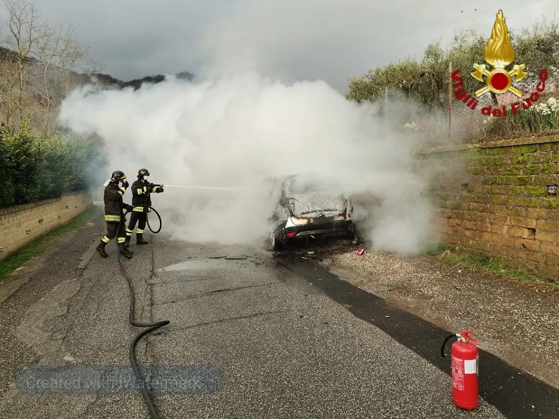 Paura a Trevignano: a fuoco un'auto, intervengono i vigili del fuoco