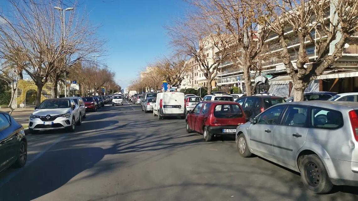 Lavori in corso a largo Plebiscito: lunghe code in centro