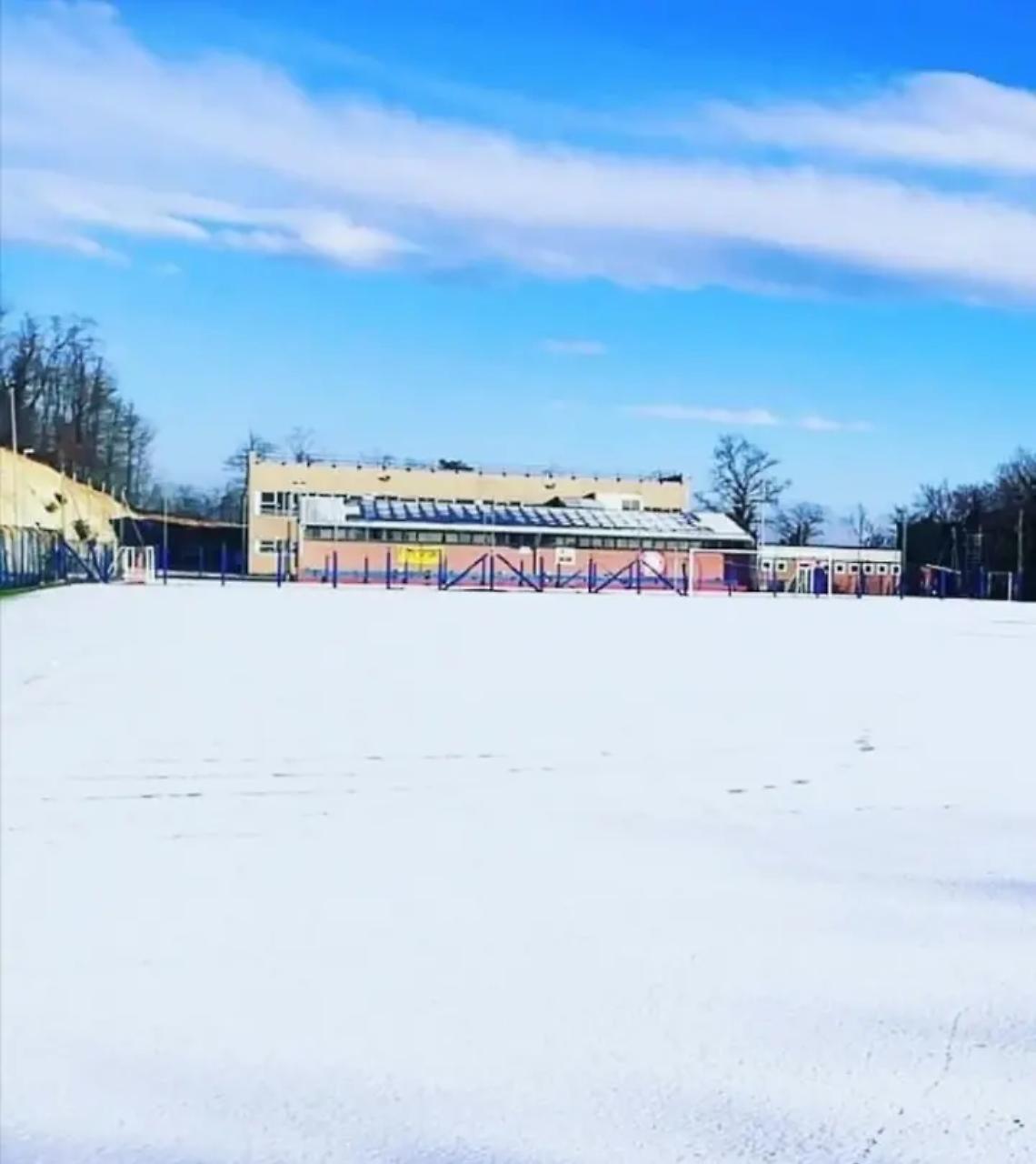 Tolfa imbiancata, lo stadio ''Scoponi'' in bal&igrave;a delle neve