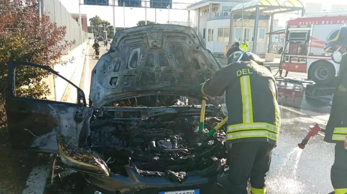 Auto in fiamme a Molo Vespucci VIDEO