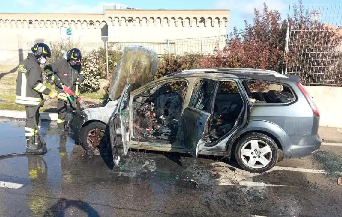 Auto in fiamme a Molo Vespucci, incendio domato dai vigili del fuoco