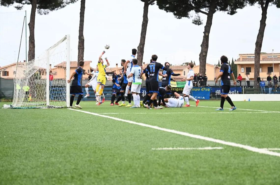 Calcio, Cerveteri scavalcato e allontanato