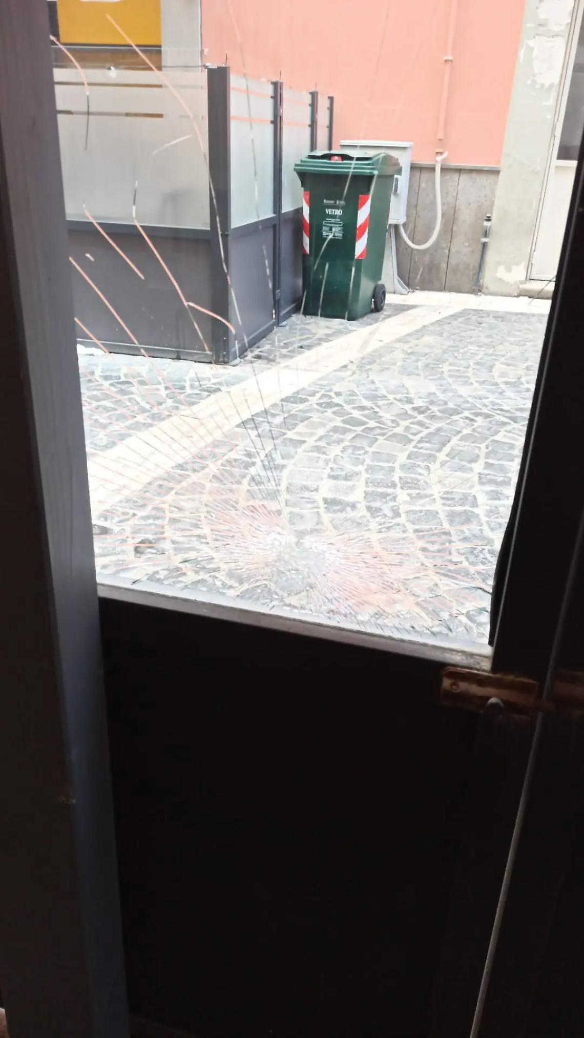 Vandali in azione al Ghetto: commercianti esasperati