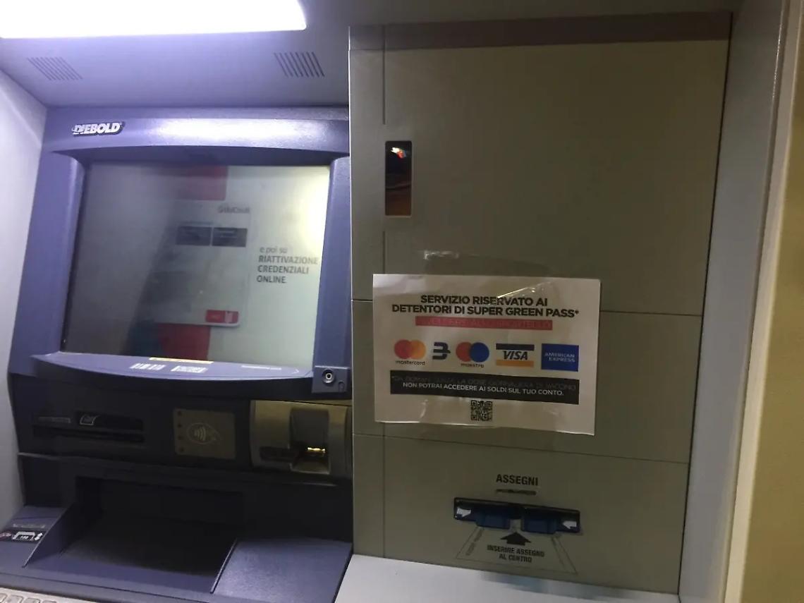 No green pass Cerveteri, spunta il cartello provocatorio: 'Senza la dose giornaliera di vaccino non potrai accedere ai soldi sul tuo conto'