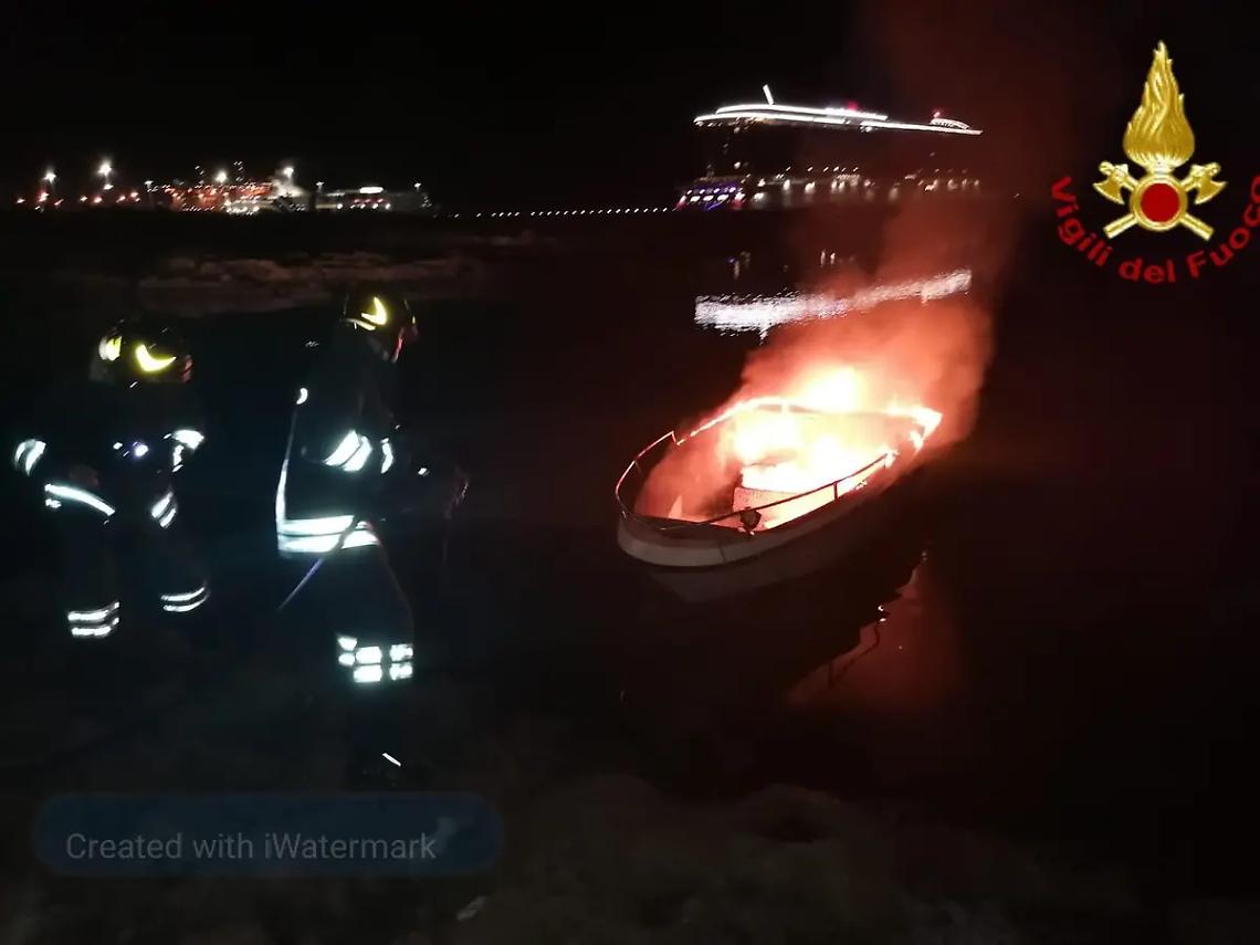 Barca in fiamme alla Buca di Nerone