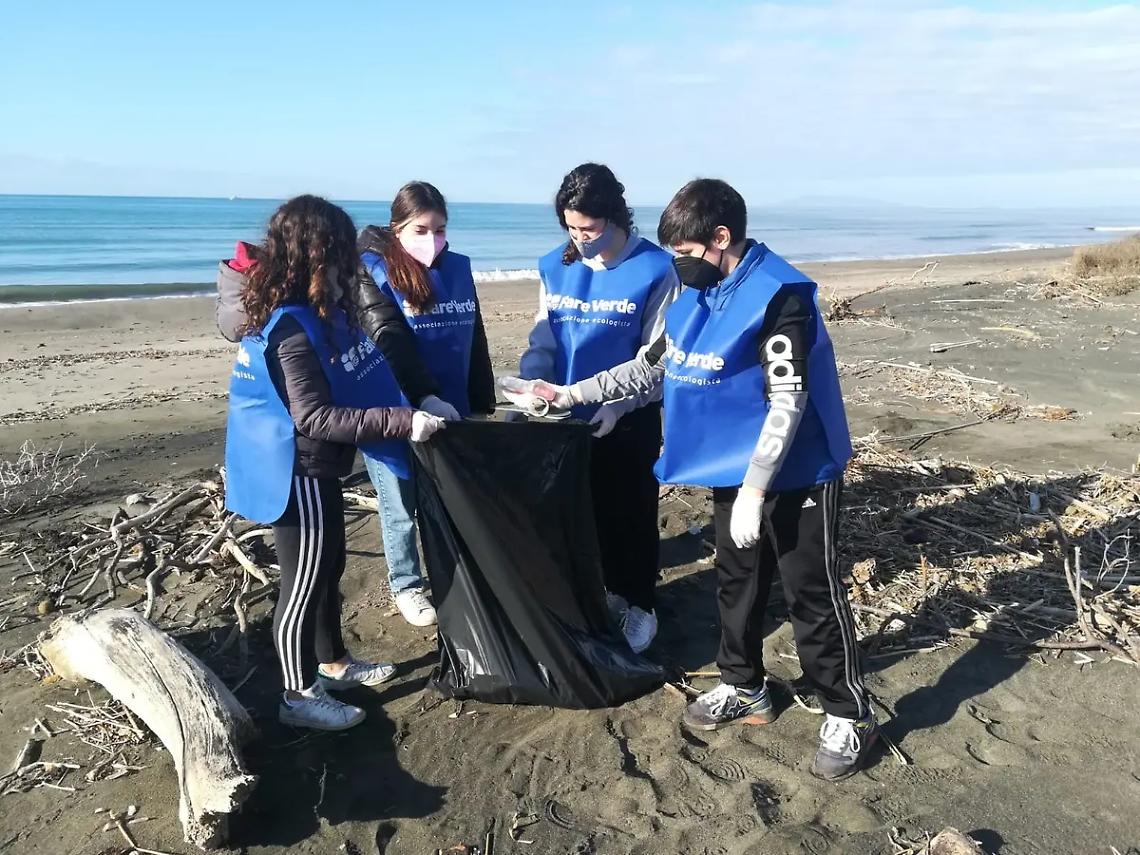 ''Il mare d'inverno'': volontari in azione domenica mattina alla spiaggia della Marina