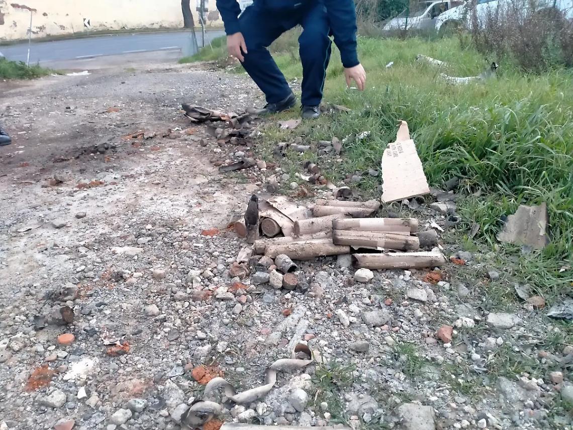 Petardi al carcere: in sei nei guai